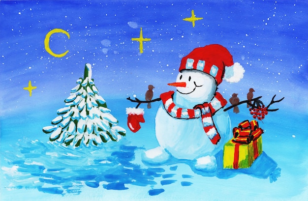 Un bonhomme de neige dans un chapeau rouge et une écharpe rayée se tient près d'un arbre de Noël avec une boîte-cadeau jaune