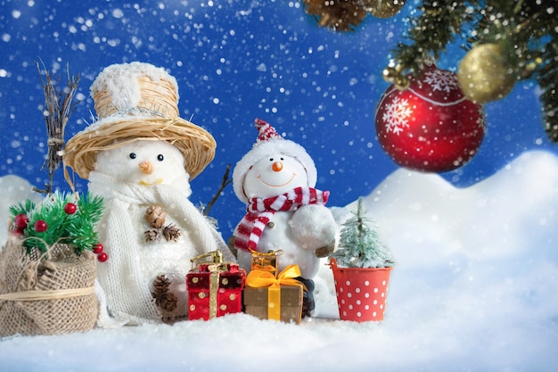 Bonhomme de neige dans une congère avec des cadeaux pour noël et nouvel an