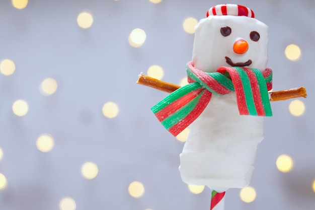 Bonhomme de neige à la guimauve trempé au chocolat blanc pour Noël