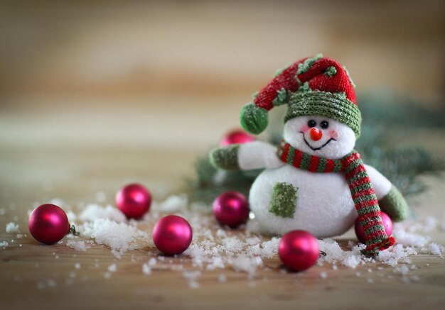 Bonhomme de neige de jouet de carte de Noël sur un fond de fête