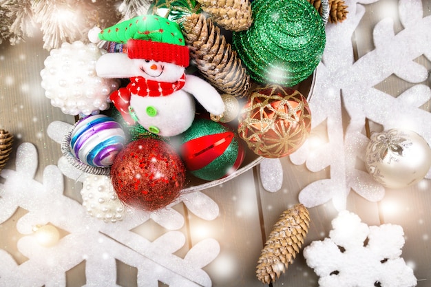 Bonhomme de neige jouet dans le panier avec des boules de Noël.