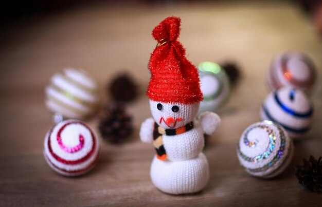 Bonhomme de neige jouet et maison en pain d'épice à la table de Noël