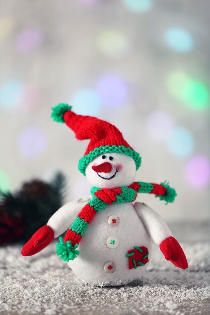 Bonhomme de neige mignon sur la surface de Noël