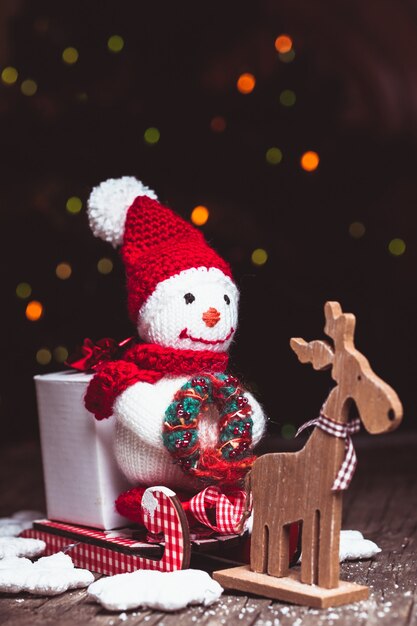 Bonhomme de neige sur des traîneaux