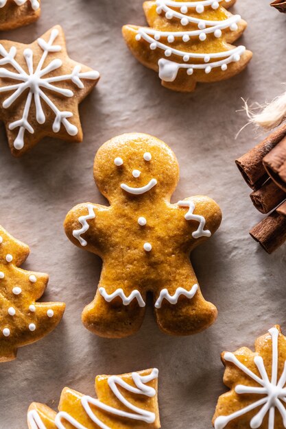 Bonhomme en pain d'épice et autres biscuits de Noël accompagnés de cannelle.