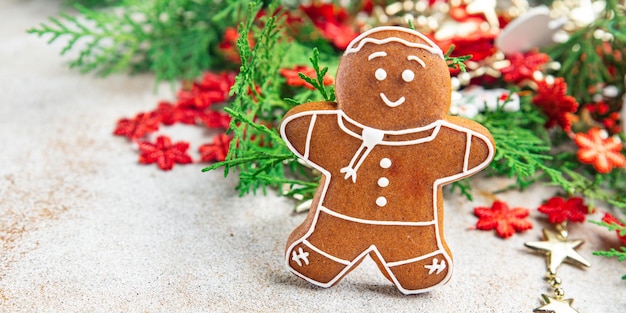 bonhomme de pain d'épice biscuit de noël gâteau fait maison dessert sucré nouvel an