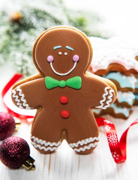 Bonhomme en pain d'épice et décor de Noël sur table en bois blanc