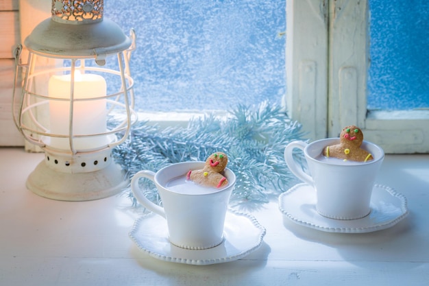 Bonhomme en pain d'épice savoureux et sucré dans une tasse pour Noël