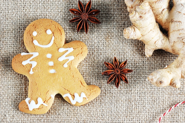 Bonhomme en pain d'épice avec le symbole de Noël au gingembre et à l'anis