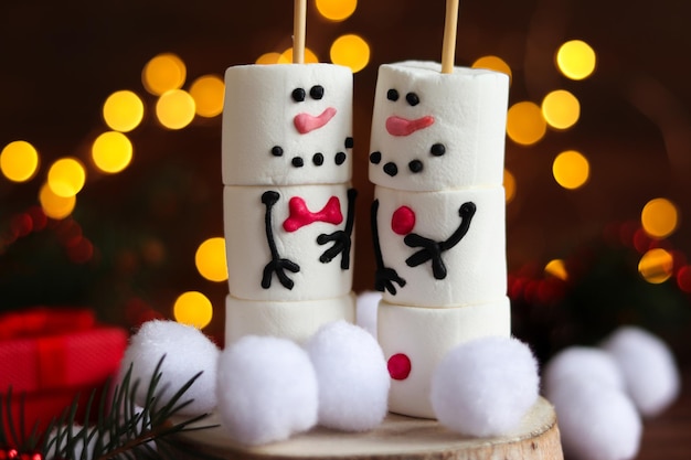 Bonhommes de neige drôles de guimauve contre les décorations festives de Noël Carte de voeux de Noël ou du nouvel an