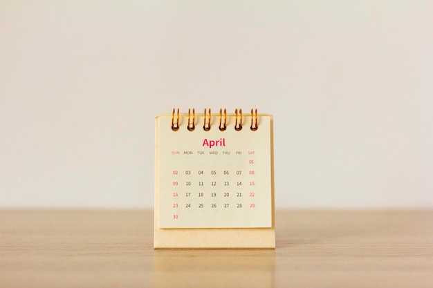 Bonjour AprilDesktop calendrier pour avril 2023 sur la table