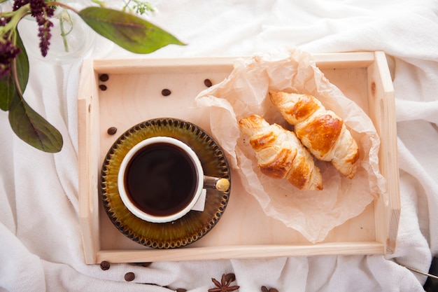 Bonjour café noir avec croissants croustillants