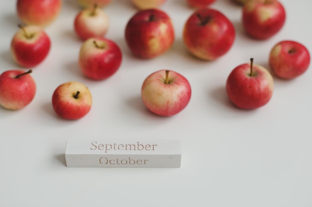 Bonjour carte d'automne avec des pommes rouges fraîches sur la vue de dessus de fond blanc