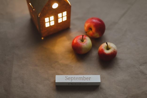 Bonjour carte d'automne de septembre avec des pommes rouges fraîches sur la vue de dessus de fond blanc