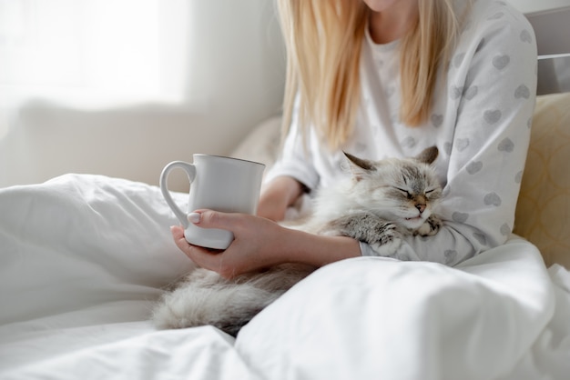 Bonjour concept fille blonde avec le hygge de tasse de café et de café