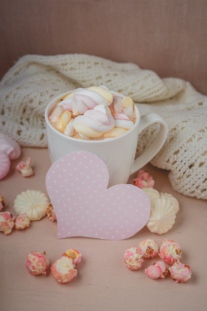 Bonjour avec du chocolat chaud sur une table en bois