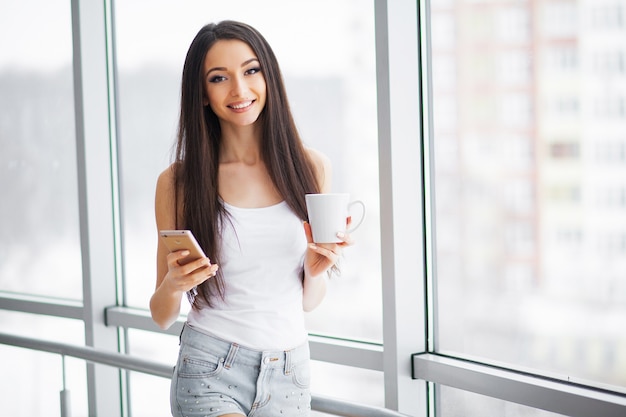 Bonjour. Femme heureuse détente à la maison.