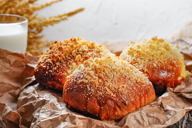 Bonjour fond de cuisine culinaire un verre de lait et des pâtisseries fraîches sur la table des petits pains faits maison ...