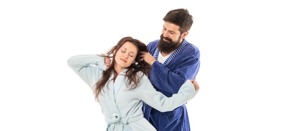 Bonjour L'homme tient les cheveux d'une femme endormie Couple familial amoureux Réveille-toi tôt le matin