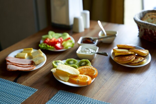 Bonjour à l'hôtel. Petit déjeuner de plats variés au choix.