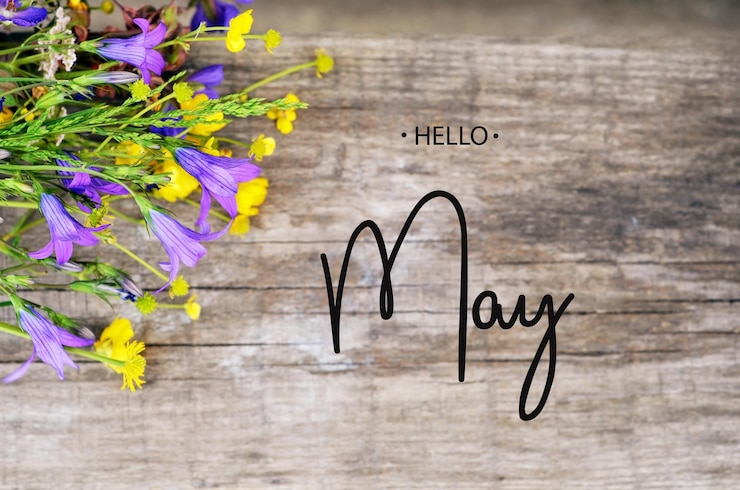 Photo bonjour mai bouquet de fleurs sauvages sur un fond en bois
