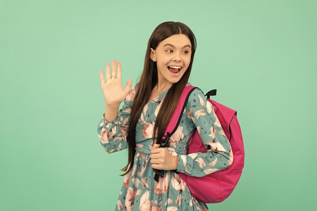 Bonjour retour à l'école journée des connaissances concept d'éducation beau gosse aux cheveux longs