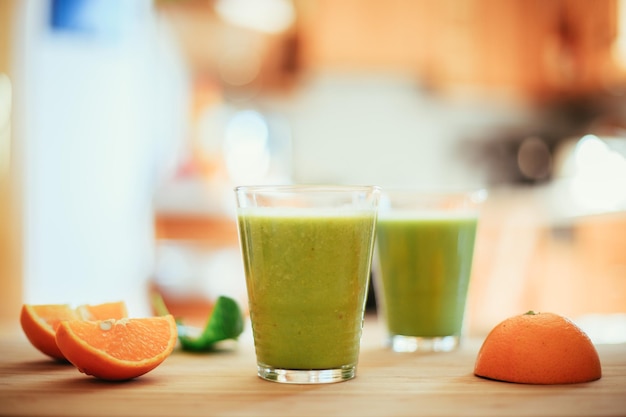 Bonjour Smoothies verts frais et fruits dans la cuisine petit-déjeuner sain