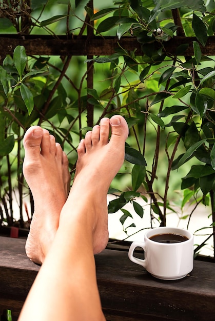 Bonjour avec une tasse de café sur la terrasse chaleureuse