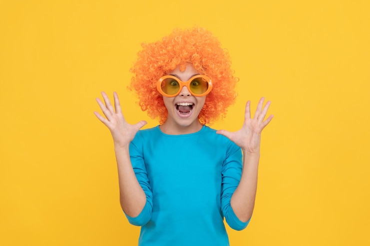 Photo bonne adolescente en perruque de clown fantaisie porter des lunettes de fête drôles surprise