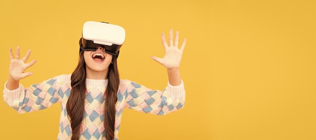 Bonne adolescente porte des lunettes vr en utilisant la technologie future pour l'éducation à l'innovation en réalité virtuelle