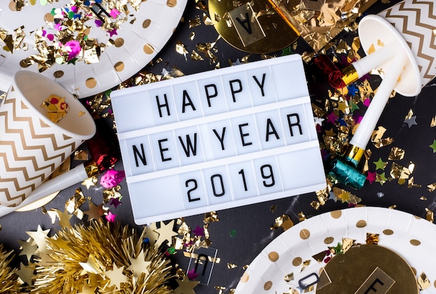 Bonne année 2019 sur boîte à lumière avec tasse de fête