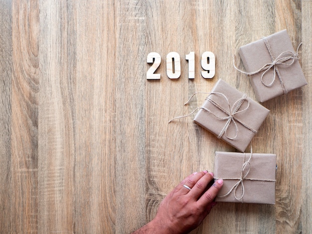 Bonne année 2019 décoratif avec boîte-cadeau en bois