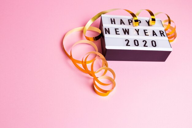 Bonne année 2020. L'inscription sur une boîte blanche avec rétro-éclairage