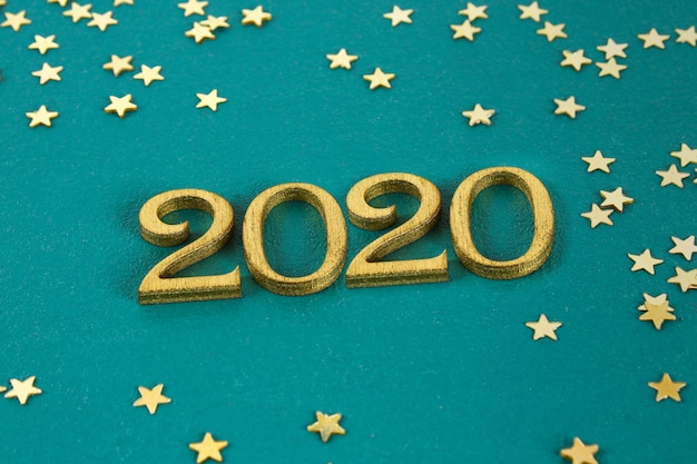 Bonne année 2020. Texte créatif Bonne année 2020 écrit en lettres d'or en bois.