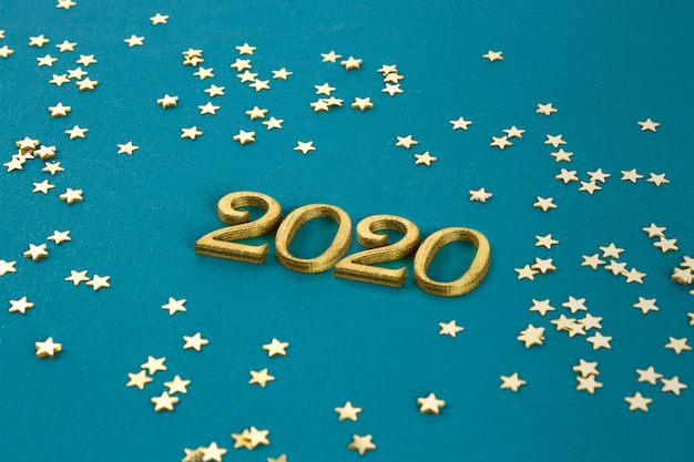 Bonne année 2020. Texte créatif Bonne année 2020 écrit en lettres d'or en bois.