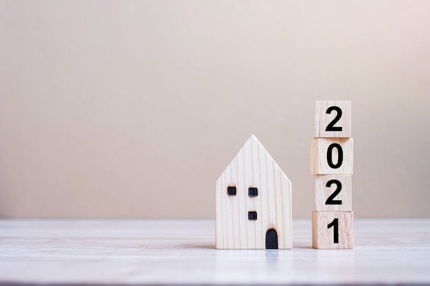 Bonne année 2021 avec modèle de maison sur table