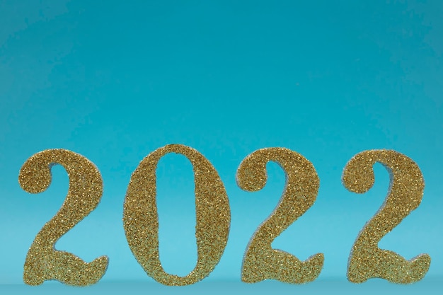 Bonne année 2022 en couleur or avec fond bleu et espace pour le texte