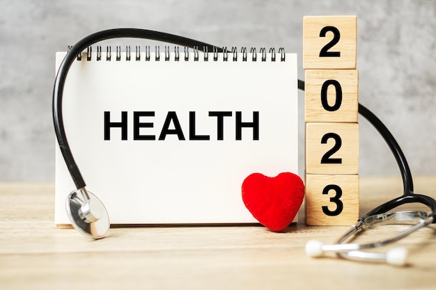 Bonne année 2023 pour les soins de santé Assurance Bien-être et concept médical Stéthoscope de médecin sur table