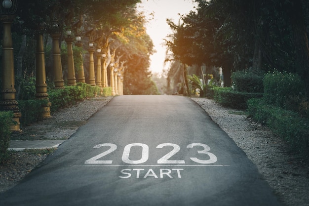 Bonne année 20232023 symbolise le début de la nouvelle année La lettre commence la nouvelle année 2023 sur la route dans le parc du jardin naturel a un concept d'écologie de l'environnement des arbres ou de verdure