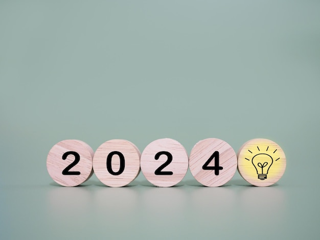 Bonne année 2024 avec un fond blanc Le concept de stratégie d'atteinte des objectifs et de réussite en 2024