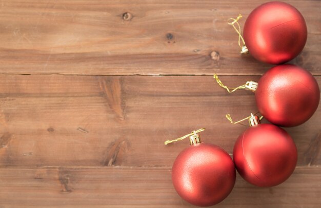 Bonne année et concept de Noël. Vue plate de la boule d'ornement rouge sur une vieille planche de bois avec copie espace pour le texte.