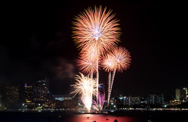 Bonne année feux d'artifice sur le paysage urbain de nuit. fête de fête