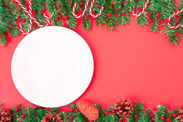Bonne année et le jour de Noël vue de dessus plat laïcs composition décoration sapin et blanc rond