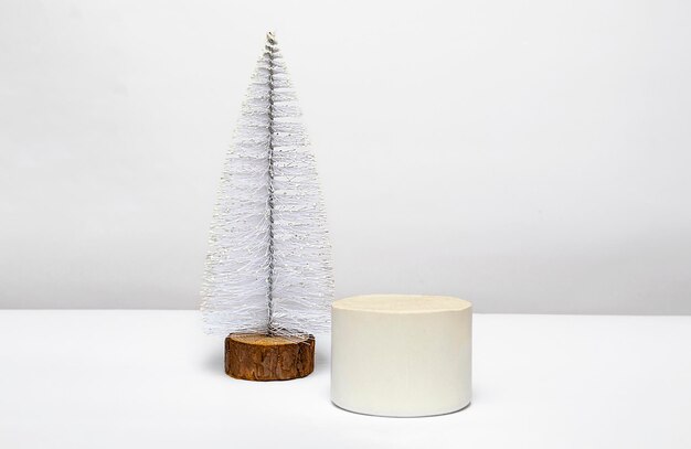 Bonne année et joyeux Noël, beau podium décoré d'un arbre de Noël, gros plan sur fond blanc.