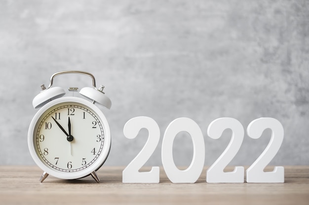 Bonne année avec réveil vintage et numéro 2022. Noël, nouveau départ, résolution, compte à rebours, objectifs, plan, concept d'action et de motivation