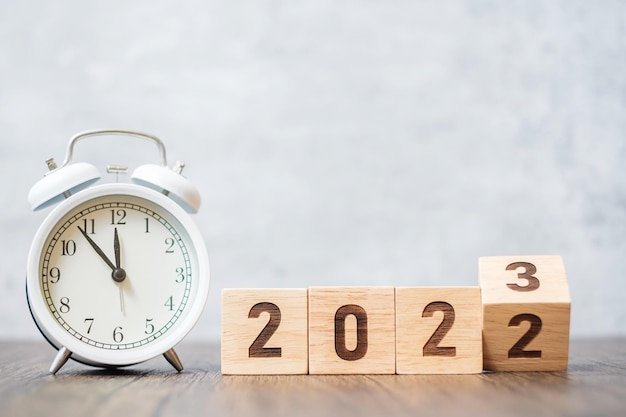 Bonne année avec réveil vintage et passage de 2022 au bloc 2023 Noël Nouveau départ Résolution compte à rebours Objectifs Plan Action et Motivation Concept