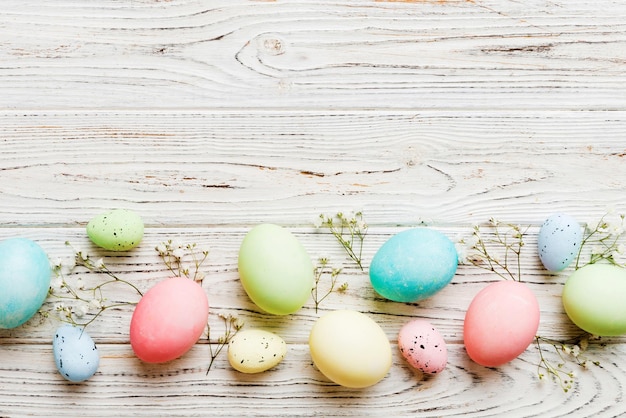 Bonne composition de Pâques œufs de Pâque sur table colorée avec gypsophile œufs colorés naturels arrière-plan vue supérieure avec espace de copie