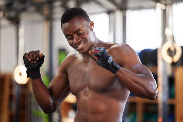 Bonne danse et célébration au gymnase par un homme excité pour les résultats d'entraînement ou de progrès sur fond flou