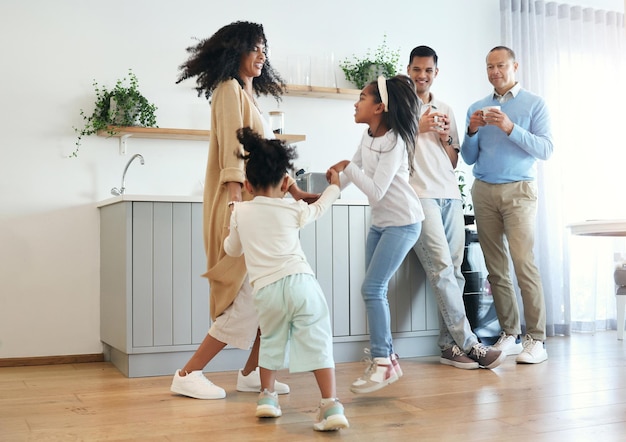 Photo bonne danse et saut avec une grande famille dans la cuisine pour un week-end de liaison et une célébration amusante musique de bien-être et jouer avec les enfants et la mère pour danser pour le bonheur, l'affection et les vacances