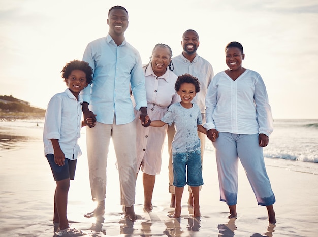 Bonne détente et portrait d'une famille noire à la plage pour voyager les vacances d'été et créer des liens en vacances Sourire voyage de vacances et générations avec parents et enfants pour passer du temps de qualité au soleil et s'amuser